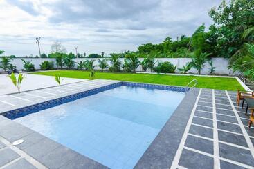 استراحتگاه La Piscine Farm House