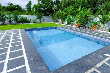 استراحتگاه La Piscine Farm House