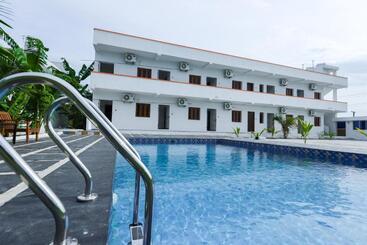 استراحتگاه La Piscine Farm House
