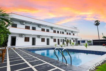 استراحتگاه La Piscine Farm House