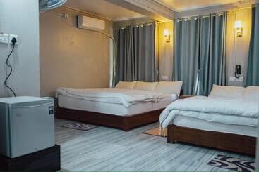 هتل Deurali Guest House