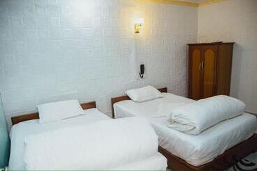 هتل Deurali Guest House