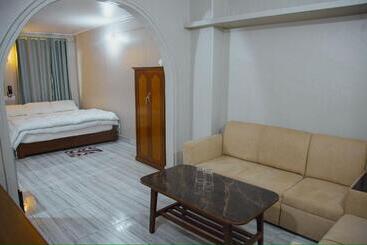 هتل Deurali Guest House