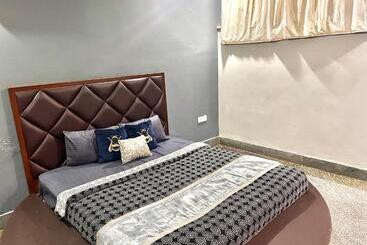 هتل Room With Kitchen On Main Road At 10k