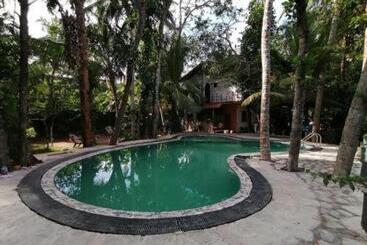 پانسیون Shadow Villa