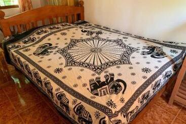 پانسیون Shadow Villa