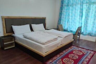 تختخواب و صبحانه Ewam Chunka Guest House Ladakh By Lexstays