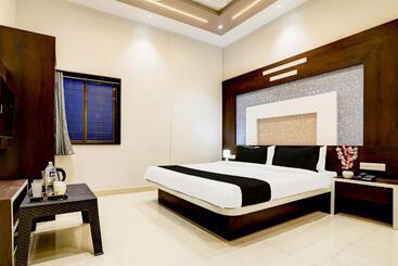 O Yuvraj Hotel Barshi