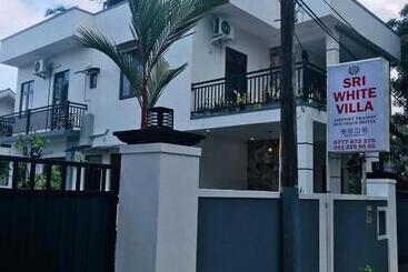 پانسیون Sri White Villa Airport Boutique