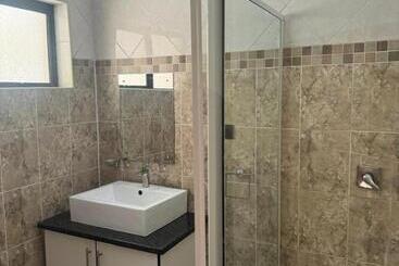 تختخواب و صبحانه Jakaranda Guest House
