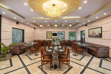 هتل Foxoso Taj View