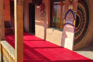 هتل Muse Meadow Huts & Homestay