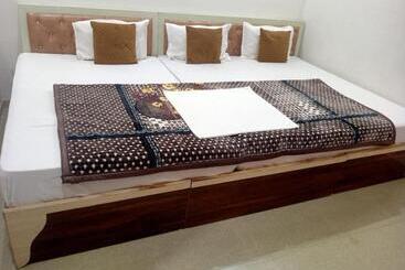 فندق Shree Govind Dev & Restaurant