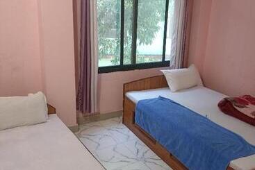 مُتل Laliguras Hotel And Lodge