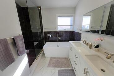 پانسیون Byward Market Luxury Guesthouse