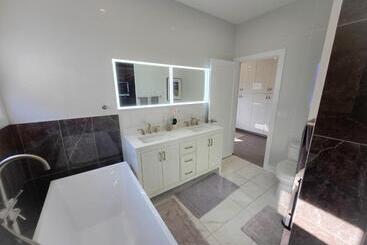 پانسیون Byward Market Luxury Guesthouse