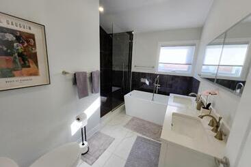 پانسیون Byward Market Luxury Guesthouse
