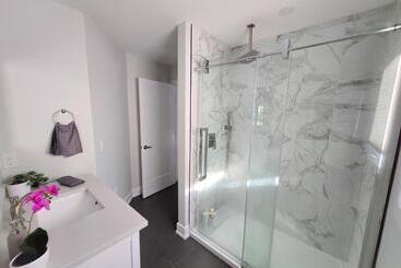 پانسیون Byward Market Luxury Guesthouse