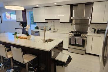 پانسیون Byward Market Luxury Guesthouse