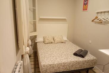 هاستل Amat Private Rooms Near Plaza Universitat