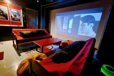 تختخواب و صبحانه Watch Eat Movieroom