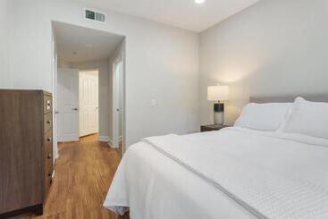 هتل کپسول Central 2bedroom 5 Mins To Grove With Pool & Free Parking