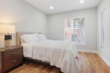 هتل کپسول Central 2bedroom 5 Mins To Grove With Pool & Free Parking