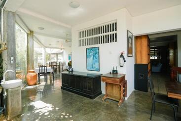 هتل Jasmin House