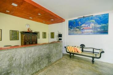 هتل Jasmin House