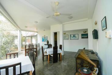 هتل Jasmin House