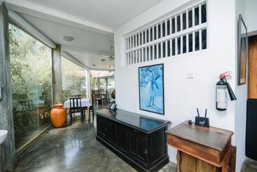 هتل Jasmin House
