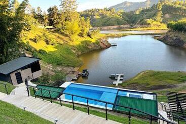 هتل Rooca Guatape