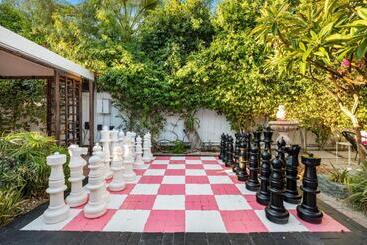هتل Sunny Oasis Poolside Escape With Mountain Views
