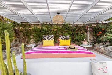 هتل Sunny Oasis Poolside Escape With Mountain Views