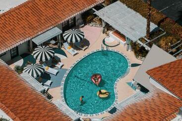 هتل Sunny Oasis Poolside Escape With Mountain Views