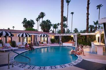 هتل Sunny Oasis Poolside Escape With Mountain Views