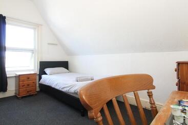 پانسیون Pebbles Guest House Room 21