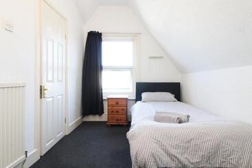 پانسیون Pebbles Guest House Room 21