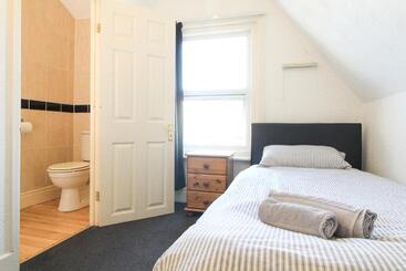 پانسیون Pebbles Guest House Room 21