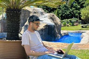 هاستل Homeoffice Madeira Coliving & Coworking With A Nice Community