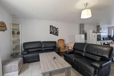 تختخواب و صبحانه Chambre Confortable Avec Salle D Eau Privative, Cuisine Et Salon Communs, Petit Déjeuner Inclus.   F