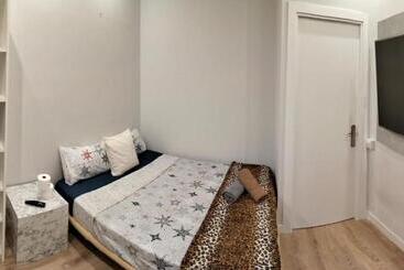 تختخواب و صبحانه Colon Rooms