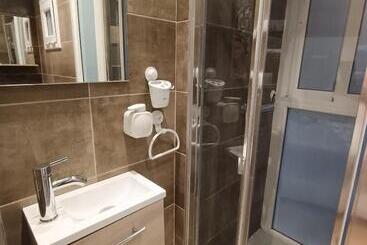 تختخواب و صبحانه Colon Rooms