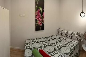 تختخواب و صبحانه Colon Rooms