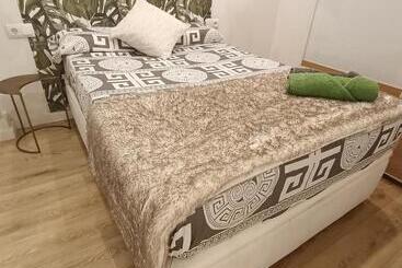 تختخواب و صبحانه Colon Rooms