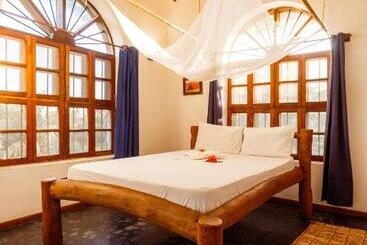 تختخواب و صبحانه Tropicana Boutique