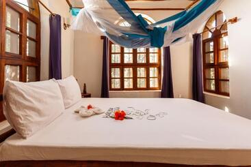 تختخواب و صبحانه Tropicana Boutique
