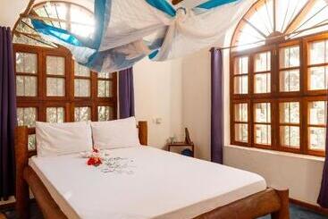 تختخواب و صبحانه Tropicana Boutique
