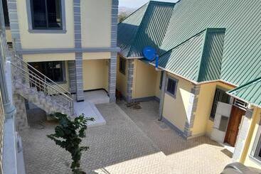 هتل Gustina Zuzu Village Lodge