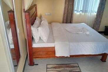 هتل Gustina Zuzu Village Lodge